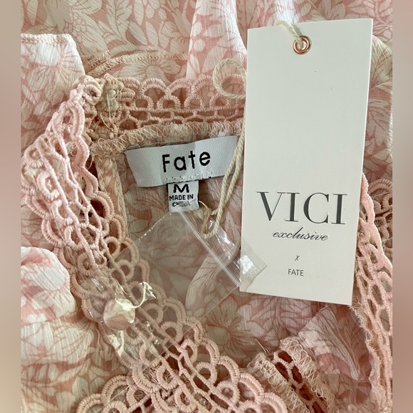 GORGEOUS NWT Floral Tiered Ruffle Dress Vici Exclusive x Fate Sz M Medium - Picture 10 of 14